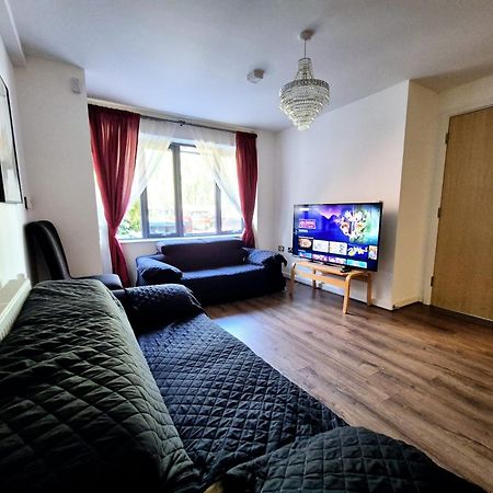 Explore London: 2 Bedroom House In Wood Green المظهر الخارجي الصورة