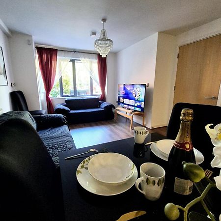 Explore London: 2 Bedroom House In Wood Green المظهر الخارجي الصورة