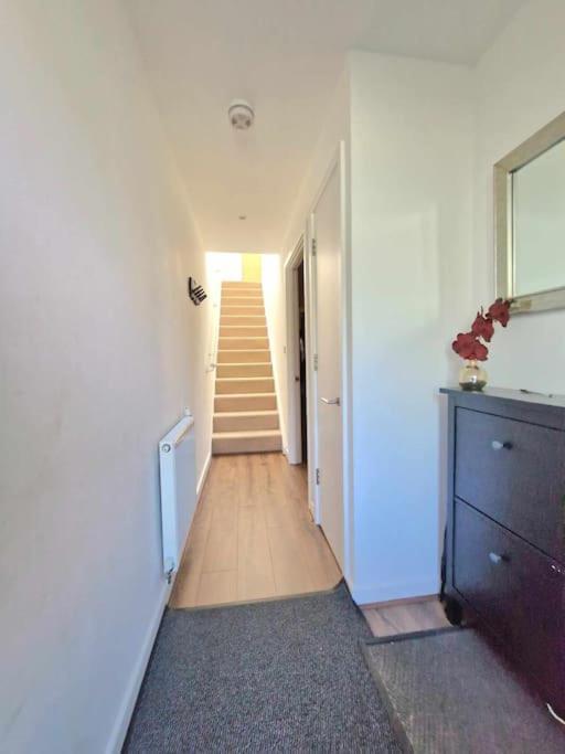 Explore London: 2 Bedroom House In Wood Green المظهر الخارجي الصورة