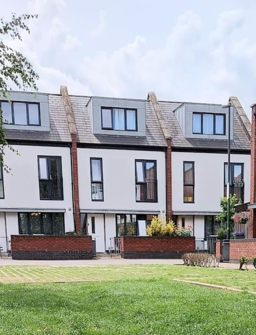Explore London: 2 Bedroom House In Wood Green المظهر الخارجي الصورة