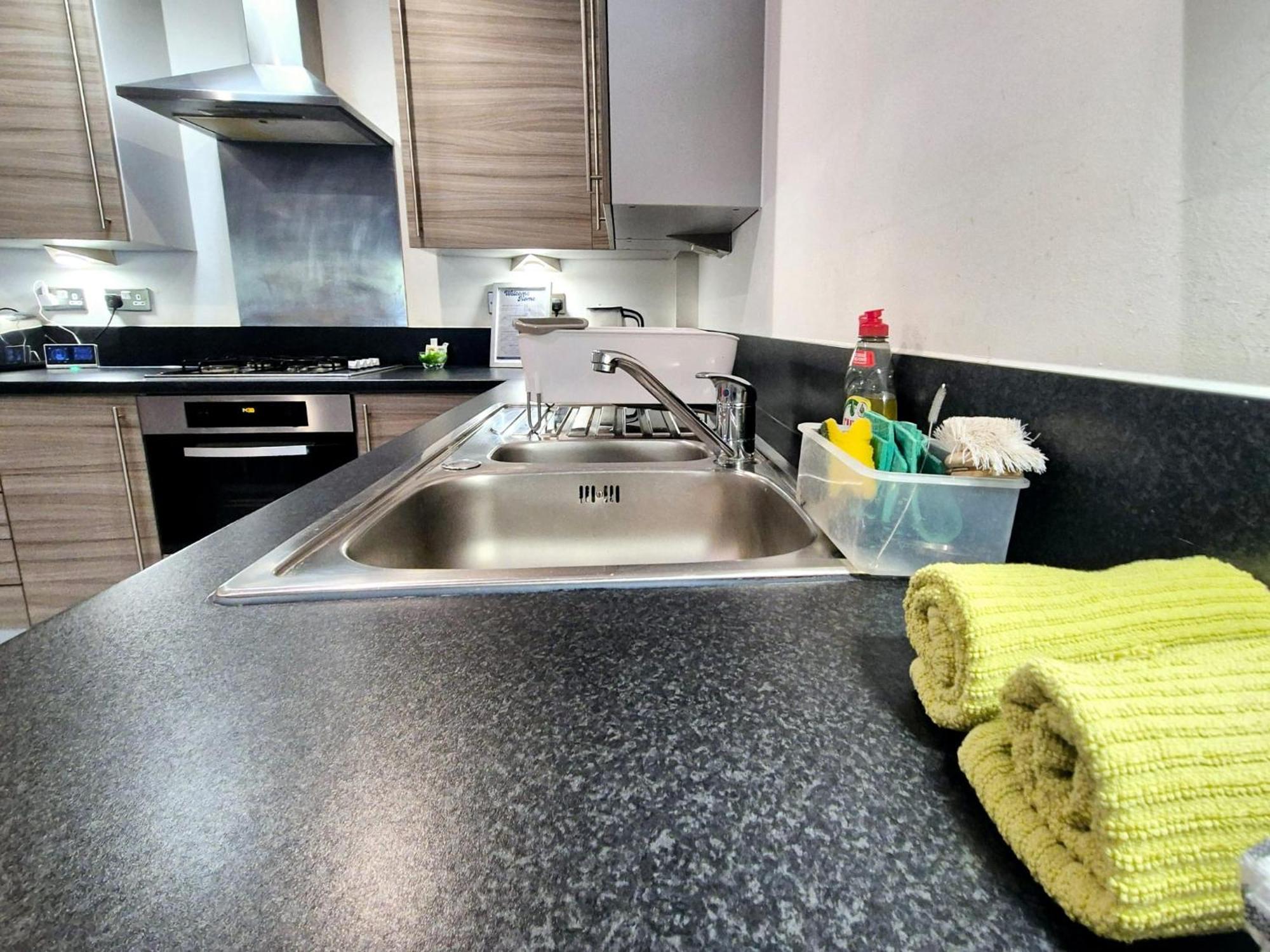 Explore London: 2 Bedroom House In Wood Green المظهر الخارجي الصورة