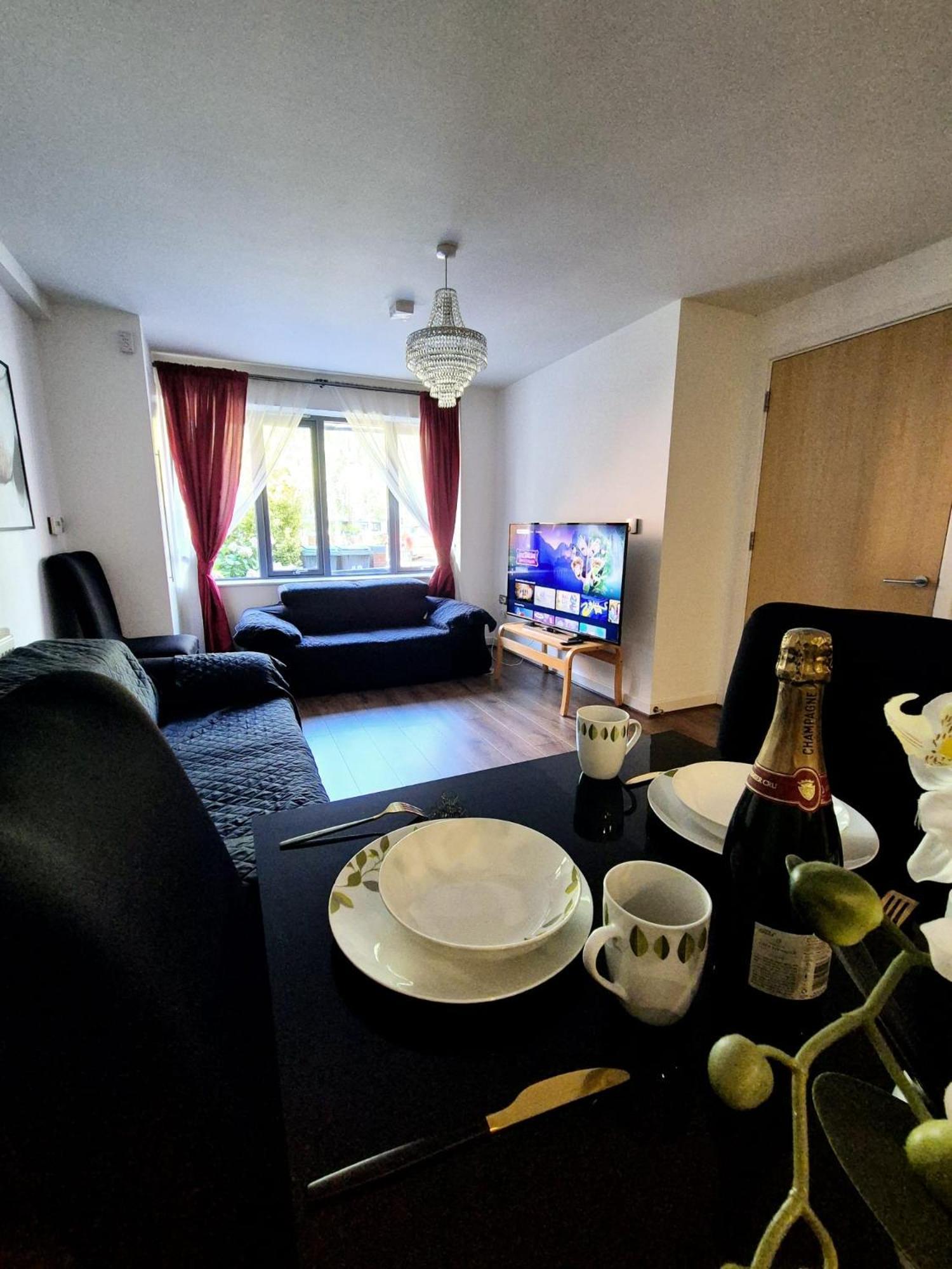 Explore London: 2 Bedroom House In Wood Green المظهر الخارجي الصورة