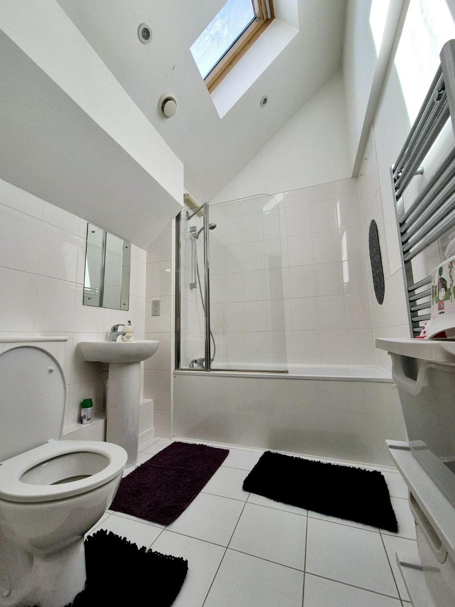 Explore London: 2 Bedroom House In Wood Green المظهر الخارجي الصورة