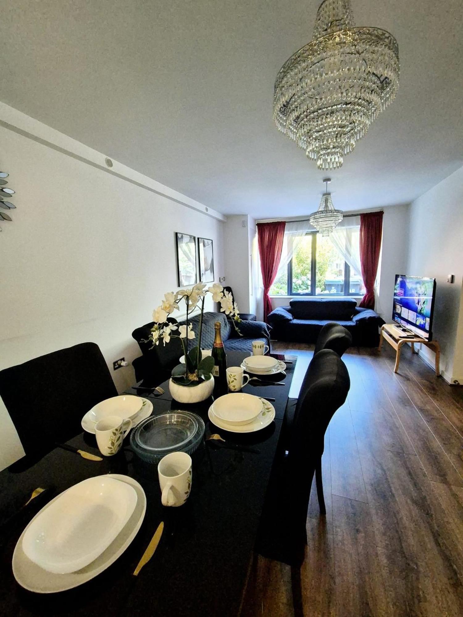 Explore London: 2 Bedroom House In Wood Green المظهر الخارجي الصورة
